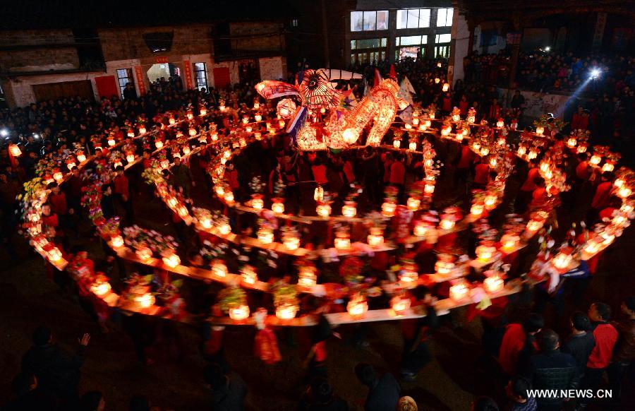 People perform lantern dragon dance in Wangzhai Village of Shiren Township in Shangrao County, east China's Jiangxi Province, Feb. 22, 2013. Local people played Shirenqiao lantern dragon dance which oriented from Jin Dynasty (265-376), to celebrate the Lantern Festival. (Xinhua/Song Zhenping)