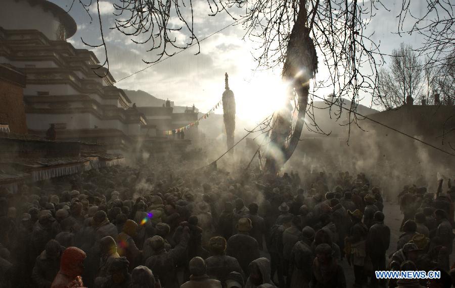 People participate in a celebrational "tsampa fight" in Shigatse of southwest China's Tibet Autonomous Region, Feb. 25, 2013. A "tsampa fight", in which participants cast tsampa (roasted barley flour) at each others to pray for good harvest, was held here on the 15th day of January in the Tibetan calendar, marking the end of the Tibetan new year celebration. (Xinhua/Purbu Zhaxi) 