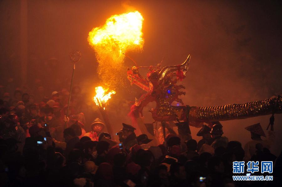 A "Firecracks Dragon" moves on in Binyang county of Guangxi on Feb. 20, 2013. "Firecracks Dragon" festival is a local festival in Binyang. People performed the dragon dance to welcome the Chinese New Year. (Xinhua/Huang Xiaobang)