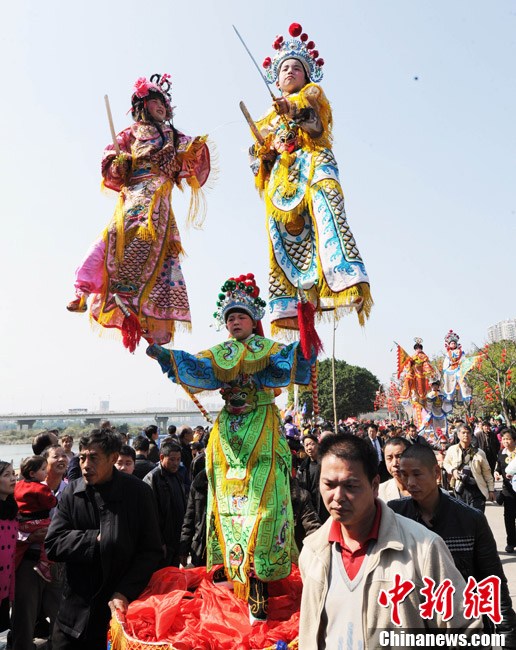 People in the parade of the Cross-Strait Folk Culture Festival in Fuzhou on Feb. 23, 2013. (Chinanews/Liu Kegeng)