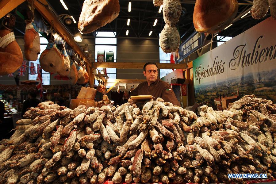 A vender sells sausage at the 50th Paris International Agricultural fair at the Porte de Versailles exhibition center in Paris, France, Feb. 25, 2013. The annual fair with the participation of more than 1000 exhibitors from 22 countries and regions, runs till March 3, 2013. (Xinhua/Gao Jing) 