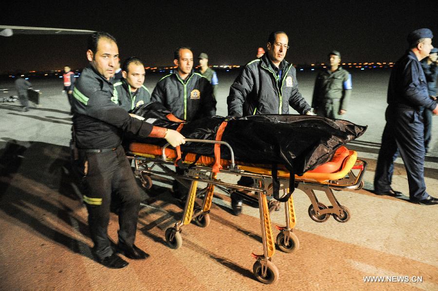 Medical workers carry the body of a victim of the balloon explosion as they arrive in Cairo, Egypt, Feb. 26, 2013. The death toll of Egypt's Luxor balloon accident rose to 19 Tuesday afternoon after a seriously-wounded English tourist died at Luxor International Hospital, including nine from China's Hong Kong, Mohamed Sultan, head of Egypt's Ambulance Authority, confirmed to Xinhua. (Xinhua/Li Muzi) 