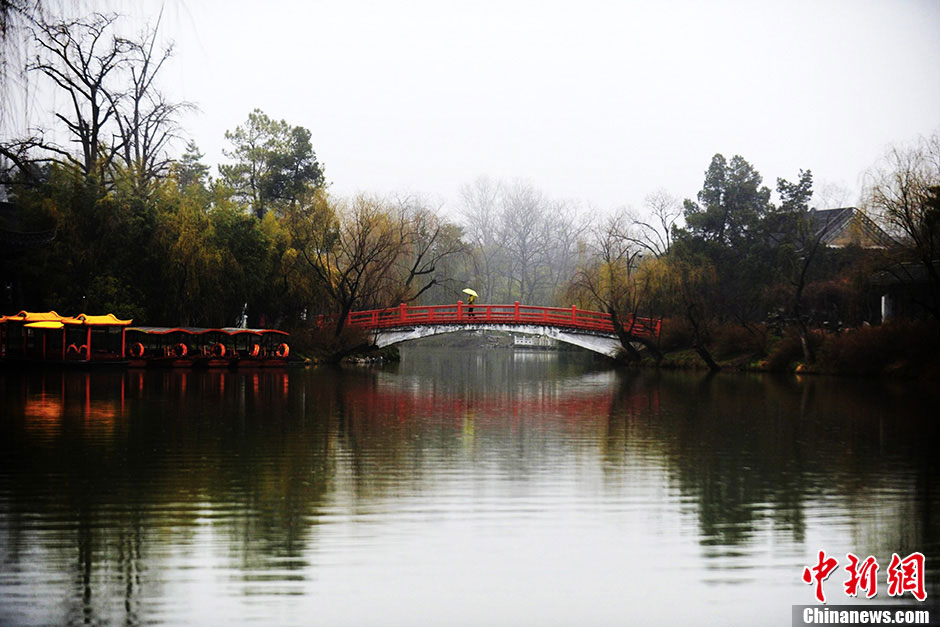 Photo taken on February 26 shows the beautiful scenery of the Slender West Lake, a well-known scenic spot in the city of Yangzhou in East China's Jiangsu Province.(CNS / Meng Delong)