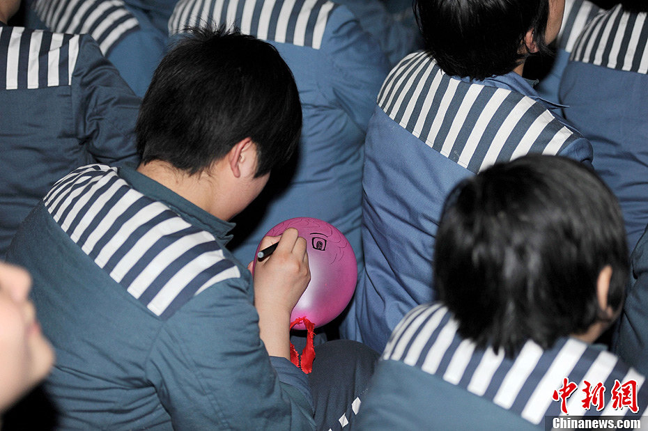 A show celebrating the Lantern Festival is performed by the prisoners in the Shaanxi Women's Prison on Feb. 25, 2013. The annual Lantern Festival show has been organized for decades. It is so welcomed by the prisoners and has become part of the culture of the prison. (Chinanews/Zhang Yuan)  