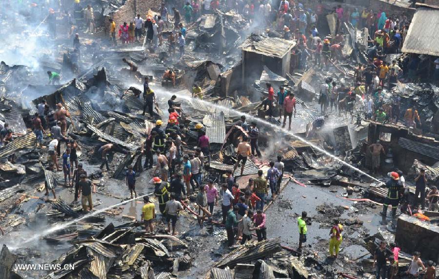Fire fighters try to extinguish a fire that broke out at a slum at Kalyanpur area in Dhaka, capital of Bangladesh, Feb. 27, 2013. About 150 shanties were destroyed, fire brigade said. (Xinhua/Shariful Islam) 