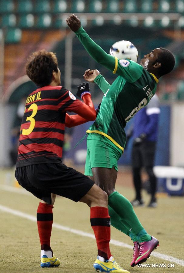Guerron Mendez (R) of China's Beijing Guoan and Kim Kwang-suk of South Korea's Pohang Steelers fight for the ball during their AFC Champions League 2013 group G match at the Pohang Steelyard Stadium, in Pohang, Gyeongsangbukdo province of South Korea, Feb. 27, 2013. The match ended in a 0-0 draw. (Xinhua/Park Jin Hee)