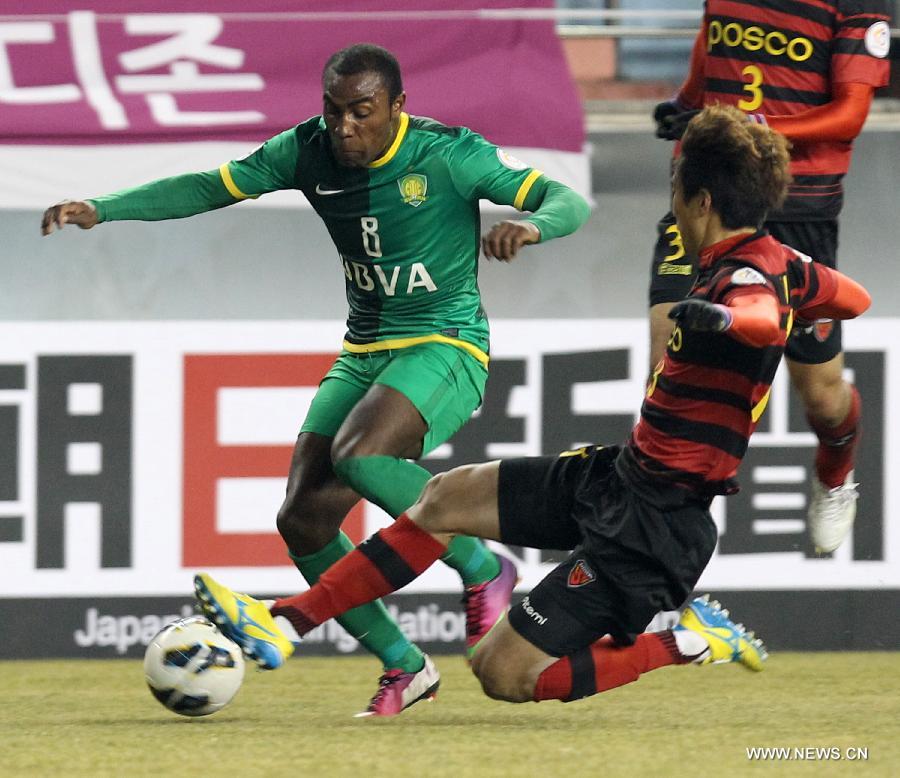 Guerron Mendez (L) of China's Beijing Guoan and Kim Won-il of South Korea's Pohang Steelers fight for the ball during their AFC Champions League 2013 group G match at the Pohang Steelyard Stadium, in Pohang, Gyeongsangbukdo province of South Korea, Feb. 27, 2013. The match ended in a 0-0 draw. (Xinhua/Park Jin Hee)