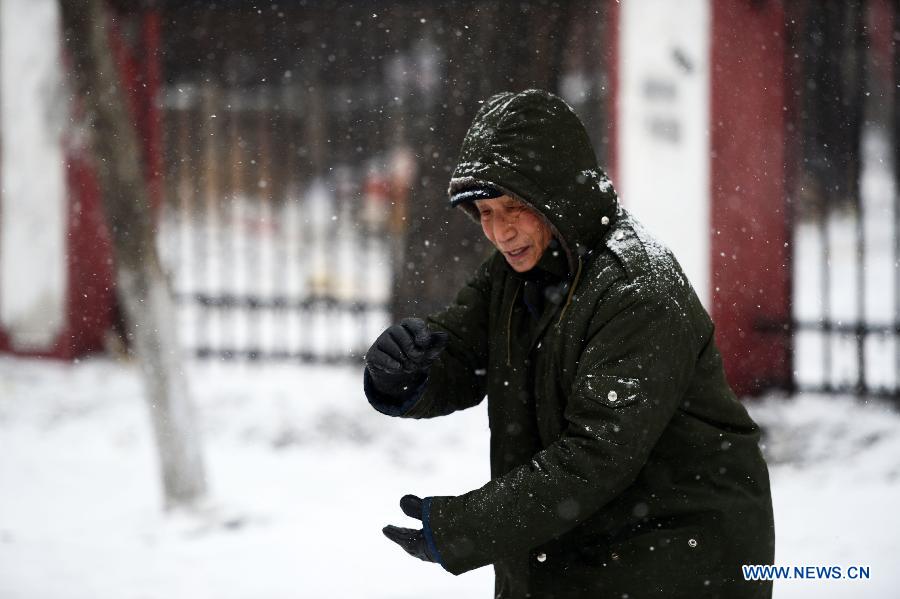 A man exercises in the snow in Harbin, capital of northeast China's Heilongjiang Province, Feb. 28, 2013. Most areas of Heilongjiang witnessed snowfall on Thursday. (Xinhua/Wang Kai)