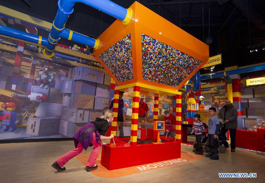 Tourists try moulding bricks at Legoland Discovery Centre in Toronto, Canada, March 1, 2013. Canada's first Legoland Discovery Centre opened to the public on Friday. (Xinhua/Zou Zheng)