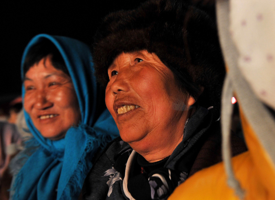 Villagers watch Shaanxi opera in Hongya village of Longde county in Ningxia on Feb. 22, 2013. (Xinhua/Peng Zhaozhi)