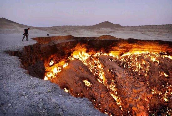 A cave filled with natural gas in the Turkmenistan village of Derweze. (Photo Source: forum.home.news.cn)