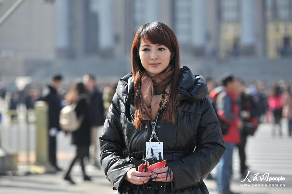 A beautiful journalist reports the first session of the 12th CPPCC National Committee in front of the Great Hall of the People in Beijing on March 3, 2013. (People's Daily Online/Yu Kai)