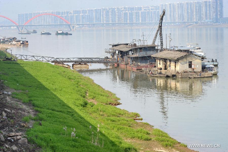 Photo taken on March 4, 2013 shows Xiangjiang River in Changsha, capital of central China's Hunan Province. The water level of Xiangjiang River has dropped to 28.19 meters by Monday morning due to less rainfall. (Xinhua/Long Hongtao) 