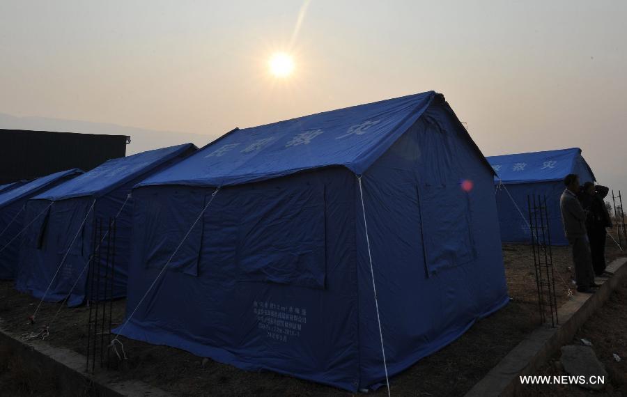 Photo taken on March 4, 2013 shows the relief tents at Beiyi Village of Liantie Township in Eryuan County of Dali Bai Autonomous Prefecture, southwest China's Yunnan Province. A 5.5-magnitude earthquake hit Eryuan County on March 3. Thirty people have been confirmed injured, while some 21,000 people have been evacuated. (Xinhua/Lin Yiguang) 
