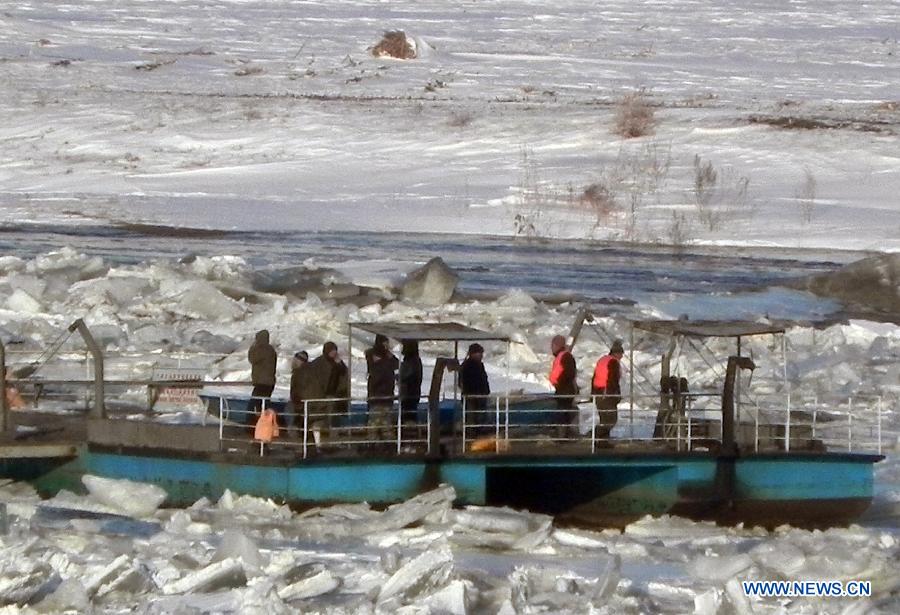 People are stranded in the Songhuajiang River, northeast China's Jilin Province, March 4, 2013. Nine people were evacuated to safety by a helicopter after three ferries carrying nine passengers were stranded for more than 28 hours in the Songhua River on Monday. (Xinhua)
