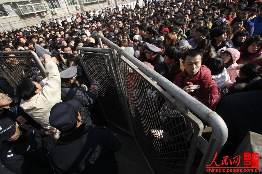 Nearly 10,000 arts candidates apply for the Shandong University of Arts this year. The scene was so crowded that many candidates got pushed down to the ground.(Photo/People's Daily Online)