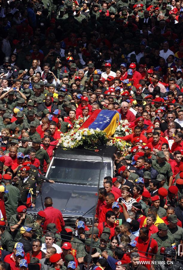 Residents participate in the funeral procession in honor of Venezuelan President, Hugo Chavez at streets of Caracas city, capital of Venezuela, on March 6, 2013. On Tuesday's afternoon, Venezuelan President, Hugo Chavez, died after fighting for almost two years with a cancer disease. The body of Chavez will be moved from the health center to the Military Academy in southern Caracas, inside Tiuna's Fort. (Xinhua/AVN)