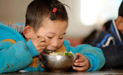 Pupils get lunch in NW China's Ningxia
