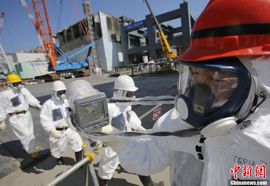 A radiation monitor indicates 114.00 microsieverts per hour near the No.4 reactor and it's foundation construction for the storage of melted fuel rods at Tokyo Electric Power Co. (Tepco)'s tsunami-crippled Fukushima Daiichi nuclear power plant in Fukushima prefecture, March 6, 2013, ahead of the second anniversary of the March 11 tsunami and earthquake. Foreign media were allowed into the plant on Wednesday ahead of the second anniversary of the March 11 tsunami and earthquake, which triggered the world's worst nuclear crisis since Chernobyl. (Chinanews.com)