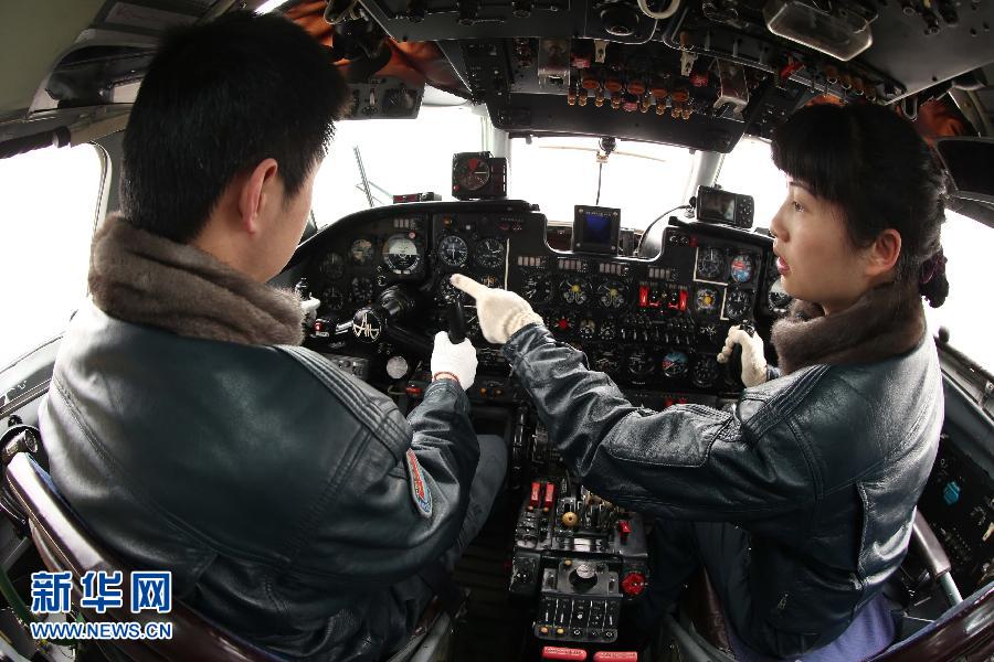 Chen (right) teaches a young pilot carefully on March 7, 2013. Chen Jinhua is the only female captain in an air force division in Chengdu. She is also responsible for training male pilots.(Xinhua/Liu Yinghua)