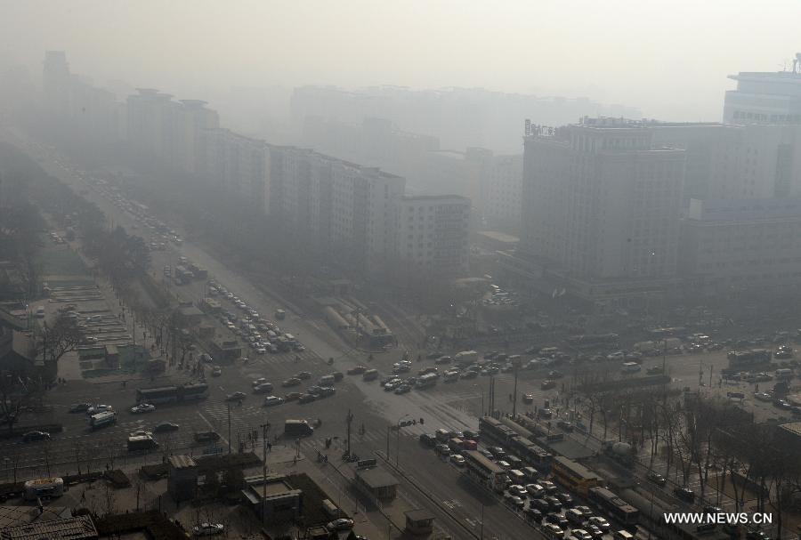 Fog and smog shroud streets and buildings in Beijing, capital of China, March 8, 2013. The city was again hit by heavy fog and smog with temperature surging to this year's new high of 19 degrees Celsius on March 8. (Xinhua/Chen Shugen)
