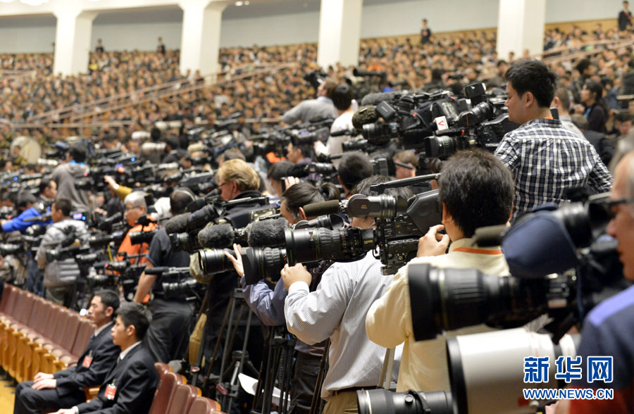 Journalists report the opening ceremony of the first session of the 12th CPPCC National Committee March 3, 2013. (Photo/Xinhua)