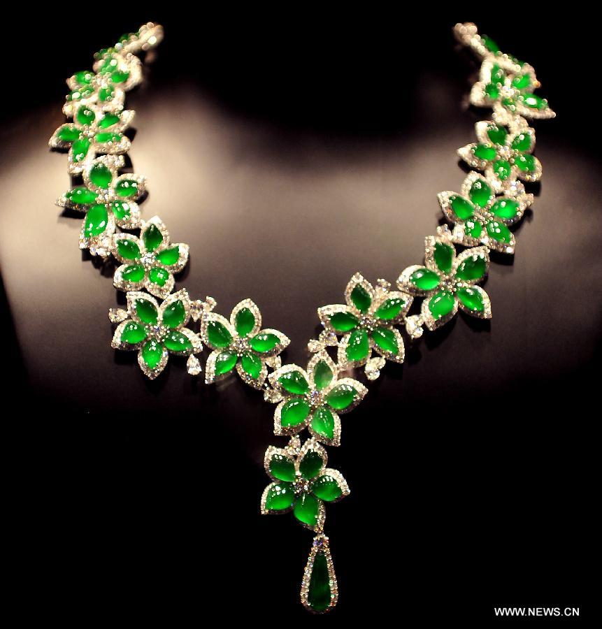 An emerald necklace is exhibited during the 30th Hong Kong International Jewellery Show in Hong Kong, south China, March 8, 2013. The five-day show attracted more than 3,300 jewellery exhibitors from 49 countries and regions. (Xinhua/Chen Xiaowei) 