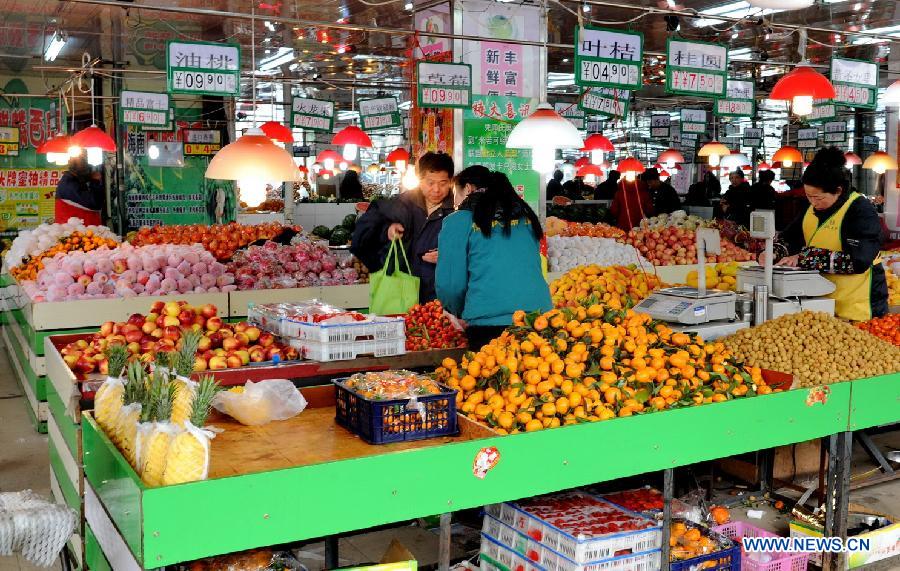 A customer selects fruits at a market in Changchun, capital of northeast China's Jilin Province, March 9, 2013. China's consumer price index (CPI), a main gauge of inflation, grew 3.2 percent year on year in February, the highest level in ten months, the National Bureau of Statistics announced Saturday. (Xinhua/Zhang Nan)
