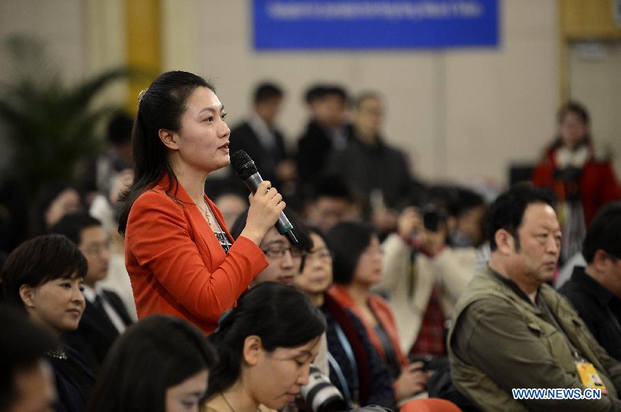 A journalist asks questions at a news conference on how to build undeveloped regions a well-off society held by the first session of the 12th National People's Congress in Beijing, China, March 12, 2013. (Xinhua/Wang Peng)