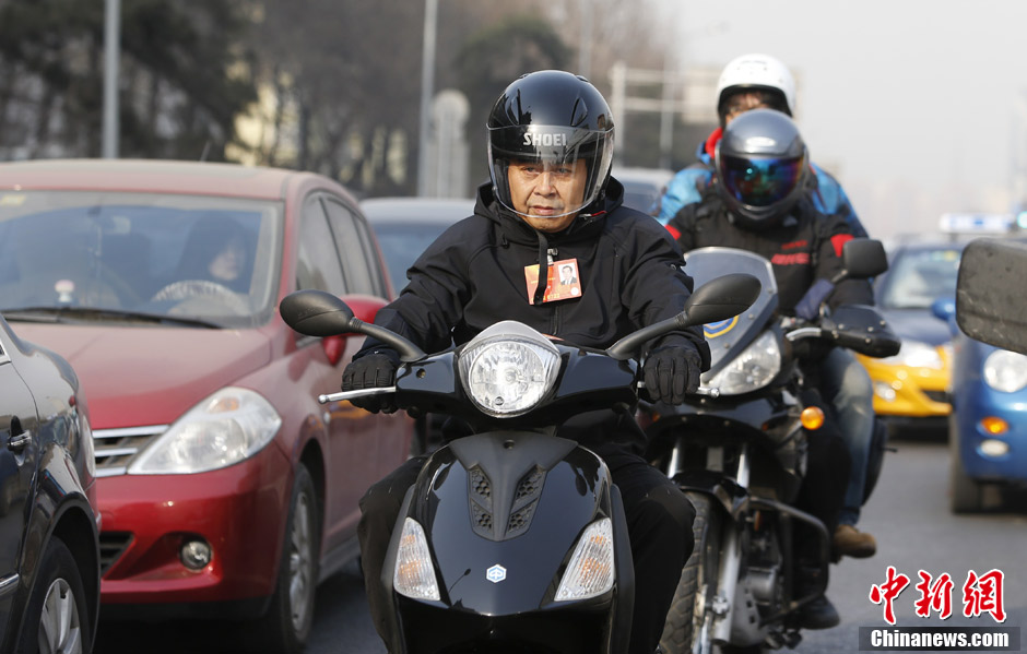 Member of CPPCC National Committee Zuo Zongshen rides a motorbike to experience the traffic condition of Beijing.  (CNS/ Liu Guanguan)
