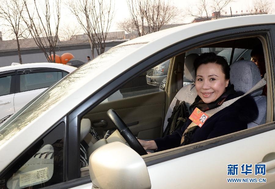 Member of CPPCC National Committee Zhao Xiujun drives a car to experience the traffic condition of Beijing. (Xinhua/ Jin Liangkuai)