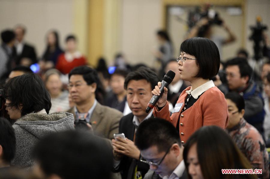 A journalist asks questions at a news conference on people's livelihood and social service held by the first session of the 12th National People's Congress (NPC) in Beijing, capital of China, March 13, 2013. (Xinhua/Wang Peng)