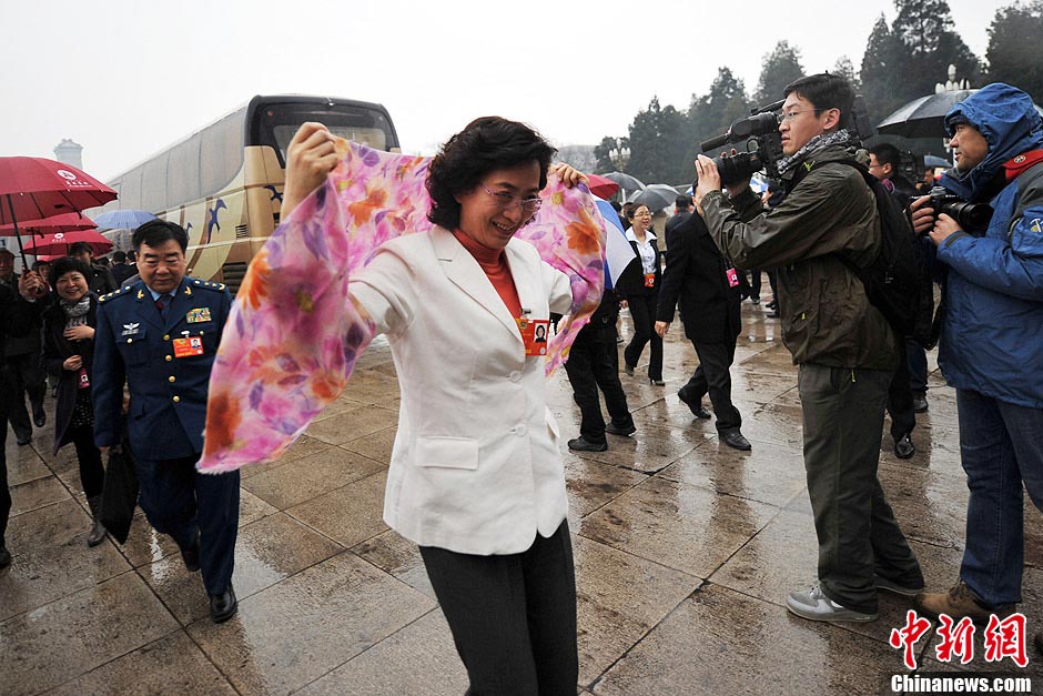 The photo shows delegates entering the Great Hall of the People in rain in Beijing, capital of China, March 12, 2013. The closing meeting of the first session of the 12th National Committee of the Chinese People's Political Consultative Conference (CPPCC) was held on Tuesday. On the same day, Beijing embraced the first rain in 2013. (CNS/Jin Shuo)