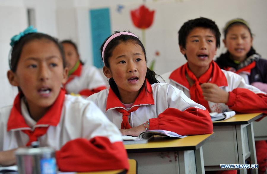 Pupils have a class of the Chinese language at No. 1 Primary School of Deqin County in Diqing Tibetan Autonomous Prefecture, southwest China's Yunnan Province, March 12, 2013. A total of 1,260 pupils, most of whom are of the Tibetan ethnic group, study at this school, which was founded in September 2012. Pupils here are offered free meals and lodging. (Xinhua/Lin Yiguang)