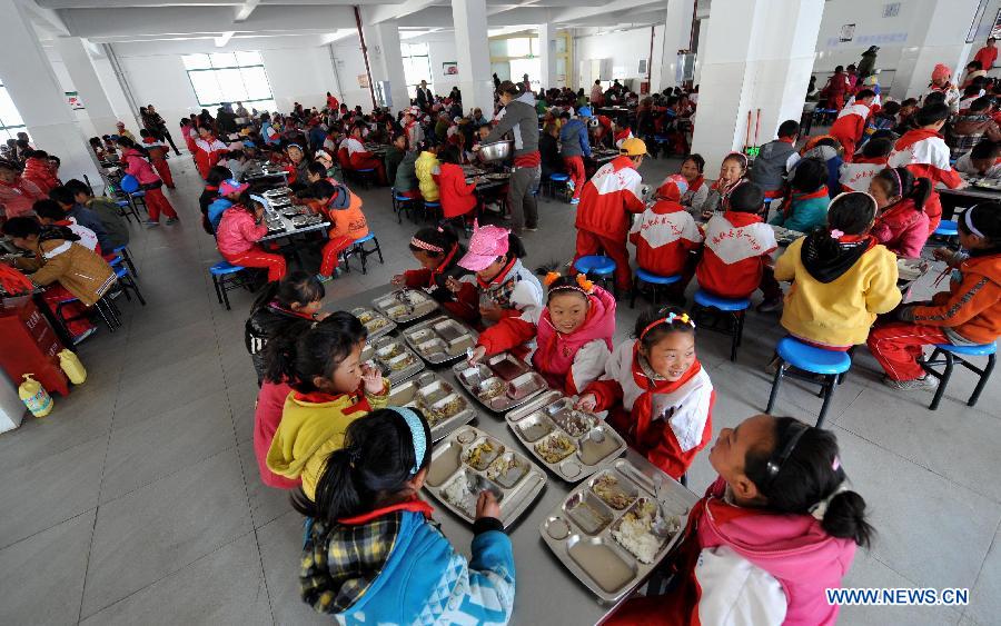 Pupils take their free lunch in the dining hall at No. 1 Primary School of Deqin County in Diqing Tibetan Autonomous Prefecture, southwest China's Yunnan Province, March 12, 2013. A total of 1,260 pupils, most of whom are of the Tibetan ethnic group, study at this school, which was founded in September 2012. Pupils here are offered free meals and lodging. (Xinhua/Lin Yiguang) 