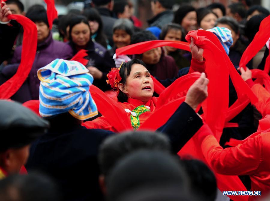 Folk artisans perform at a temple fair for the celebration of "Er Yue Er" in Wushan Township of Changfeng County, east China's Anhui Province, March 13, 2013, on the occasion of the second day of the second lunar month, known in Chinese as Er Yue Er, "a time for the dragon to raise its head", as a Chinese saying goes. Local residents celebrated the festival with traditional performance to commemorate the King of Wu kingdom and pray for a good harvest in the coming year. (Xinhua/Yu Junjie) 