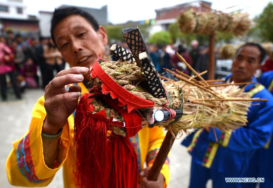 People from She ethnic group play grass dragon dance during a temple fair for the celebration of "Er Yue Er" in Donggu Shezu Township of Qingyuan District in Xiji City, east China's Jiangxi Province, March 13, 2013, on the occasion of the second day of the second lunar month, known in Chinese as Er Yue Er, "a time for the dragon to raise its head", as a Chinese saying goes. Local residents celebrated the festival with traditional performance to pray for a good harvest in the coming year. (Xinhua/Zhou Ke) 