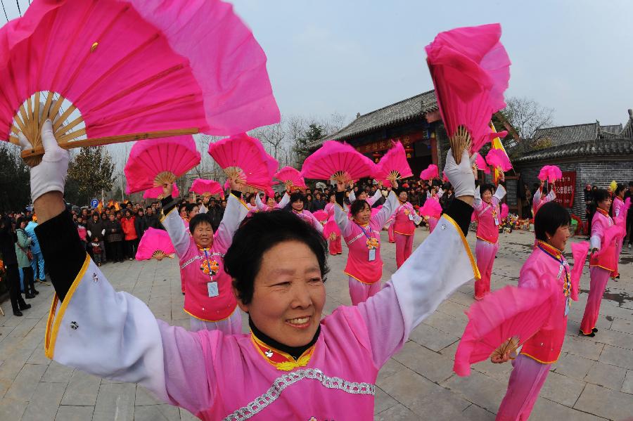 Folk artists perform during a temple fair in celebration of "Er Yue Er" in Bozhou City, east China's Anhui Province, March 13, 2013, on the occasion of the second day of the second lunar month, known in Chinese as Er Yue Er, "a time for the dragon to raise its head", as a Chinese saying goes. Various kinds of traditional activities were held all over the country to celebrate the festival to pray for a good harvest in the coming year. (Xinhua/Zhang Yanlin)