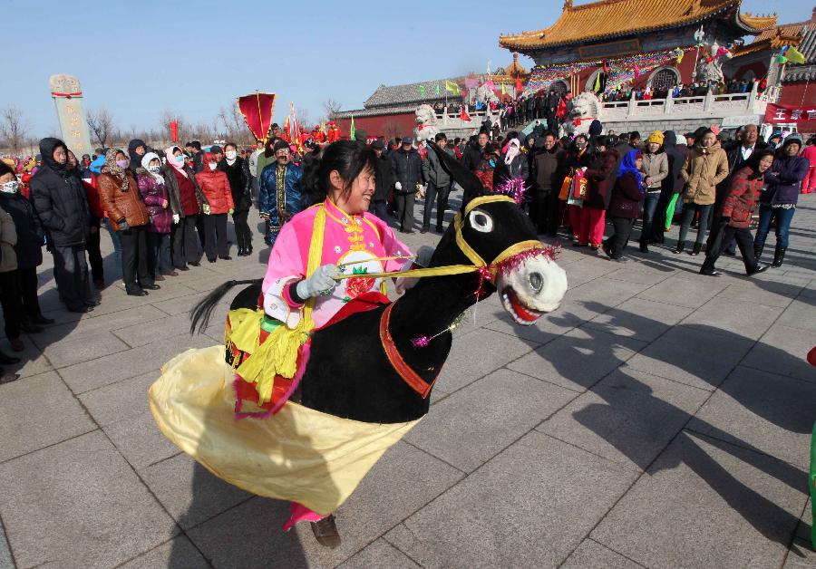 Folk artists perform during a ceremony in Weifang City, east China's Shandong Province, March 13, 2013, on the occasion of the second day of the second lunar month, known in Chinese as Er Yue Er, "a time for the dragon to raise its head", as a Chinese saying goes. Various kinds of traditional activities were held all over the country to celebrate the festival to pray for a good harvest in the coming year. (Xinhua/Zhang Chi) 