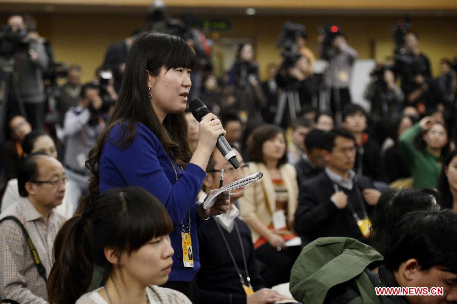 A journalist asks questions at a news conference on environmental protection and construction of ecological civilization held by the first session of the 12th National People's Congress in Beijing, capital of China, March 15, 2013. (Xinhua/Wang Peng)