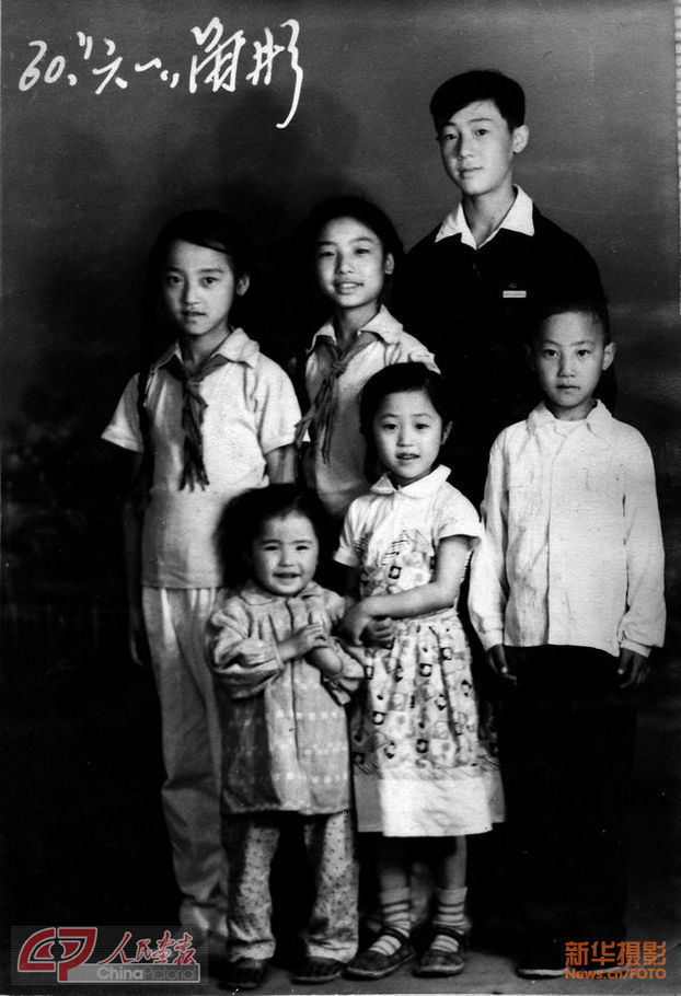 Children take photo at photography studio on Children's Day in 1960. (Photo/China Pictorial)
