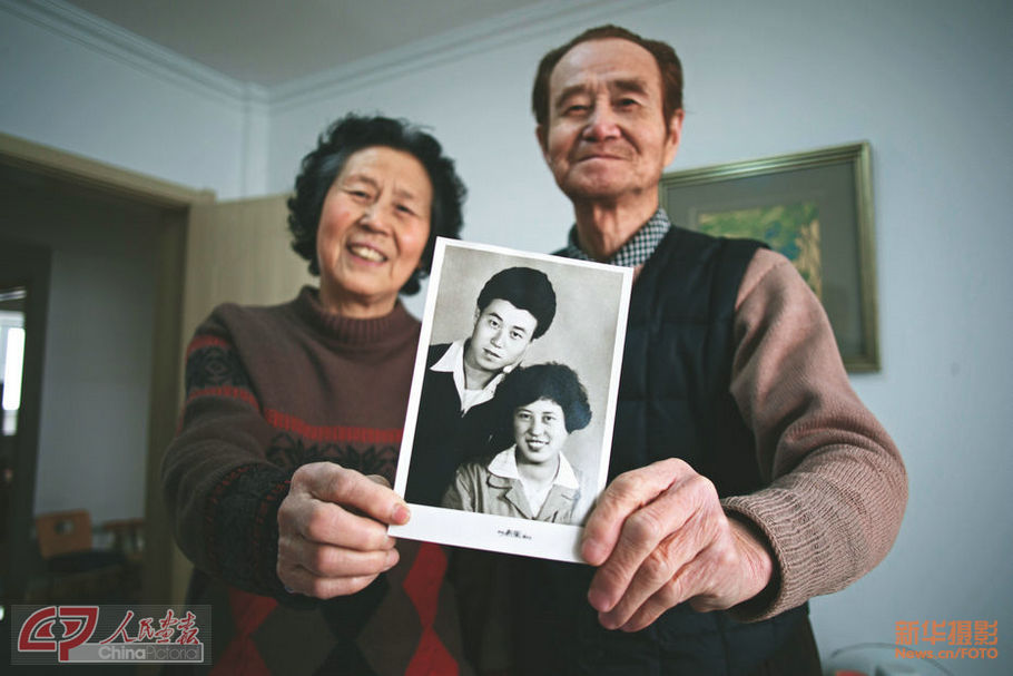 Yang Guanglian and his wife, who lived in Workers Village for many years, show their portrait taken at their young age. (China Pictorial/Duan Wai)