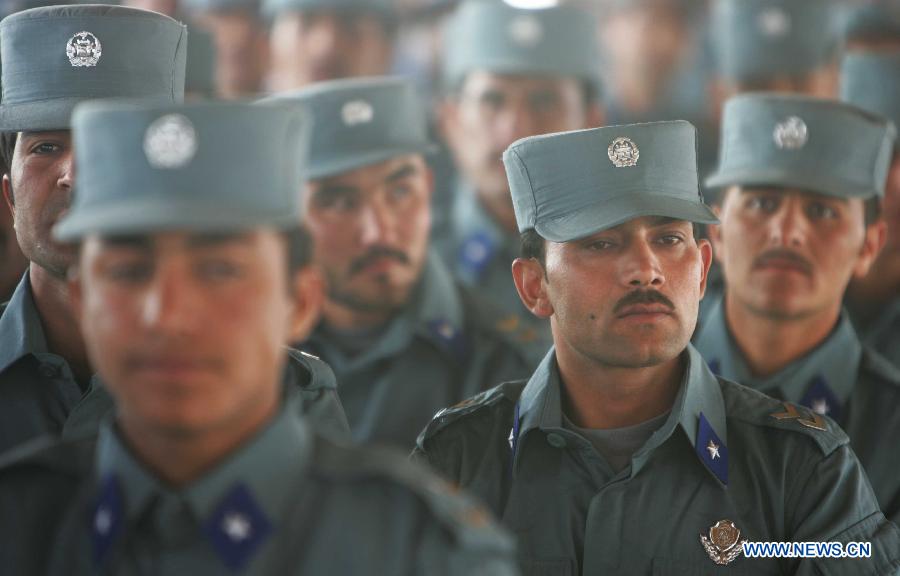 Afghan new policemen show their skills during their graduation ceremony in Ghazni province, east Afghanistan, March 19, 2013. A total of 150 new policemen graduated here Tuesday after four-month's training at Ghazni police academy, a police officer said. (Xinhua/Adeb)