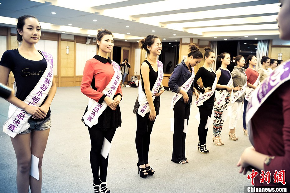 Trainer advises contestants how to build up good physique and deportment in Guangdong, March 19, 2013. More than 30 contestants who participate in the final round of the 2013 Miss Tourism International gather in Xijiao, China’s Guangdong province to attend a week-long training camp for better performance in competition. (CNS/ Long Yuyang)