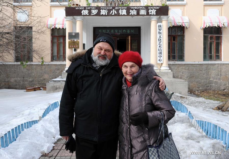 Eremin Sergei and his mother pose for photos at their dormitory in Harbin, capital of northeast China's Heilongjiang Province, March 15, 2013. (Xinhua/Wang Jianwei) 