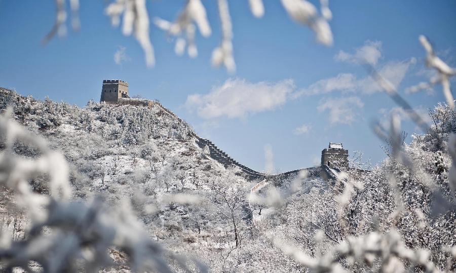 Snow covers the Huangyaguan Great Wall in Jixian County of Tianjin, north China, March 20, 2013. A snowfall hit the Jixian County from Tuesday afternoon to early Wednesday. (Xinhua/Wang Guangshan)