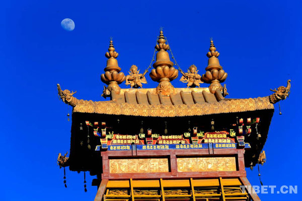 Photo shows the top of the Stupa of Kangyur on the Yaowang Mountain, close to the Potala Palace, in Lhasa, capital of Tibet Autonomous Region. [Photo/China Tibet Online] 