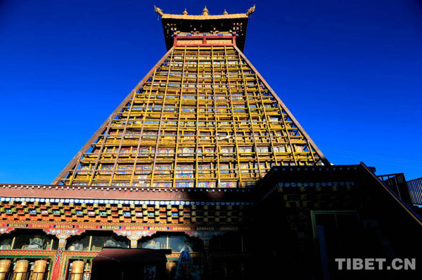 Photo shows the Stupa of Kangyur on the Yaowang Mountain, close to the Potala Palace, in Lhasa, capital of Tibet Autonomous Region. [Photo/China Tibet Online] 