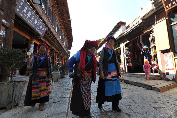 The old Tibetan ladies in the "Dukezong" Ancient Town, which locates in the Shangri-La County of Diqing Tibetan Autonomous Prefecture, Yunnan Province of southwest China. [Photo/Xinhua]