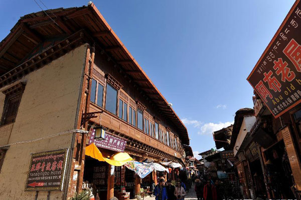 Some tourists pay a visit to the "Dukezong" Ancient Town. [Photo/Xinhua]